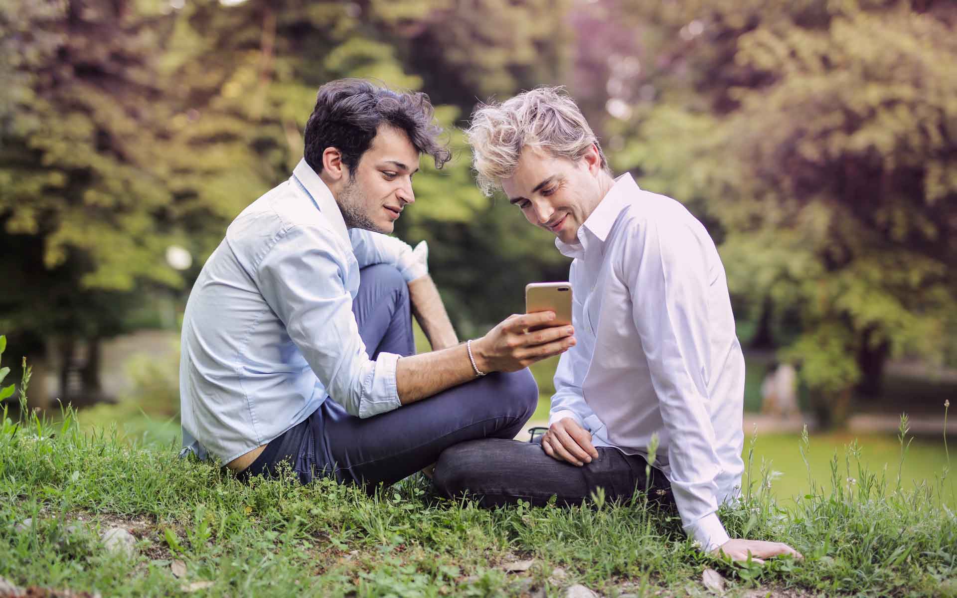 portada quienes-pueden-participar dos hombres